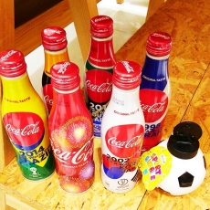 コカ・コーラに限定デザイン スリムボトルが...