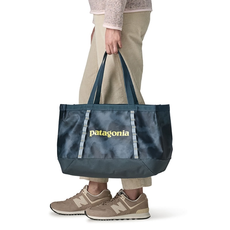 Patagonia パタゴニア ブラックホール・トート 25L(Berry Fig): 通常