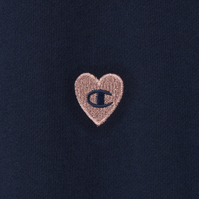 ハート型パッチ付きグレー スウェット Champion チャンピオン ハートロゴ刺しゅうスウェット(グレー): 通常